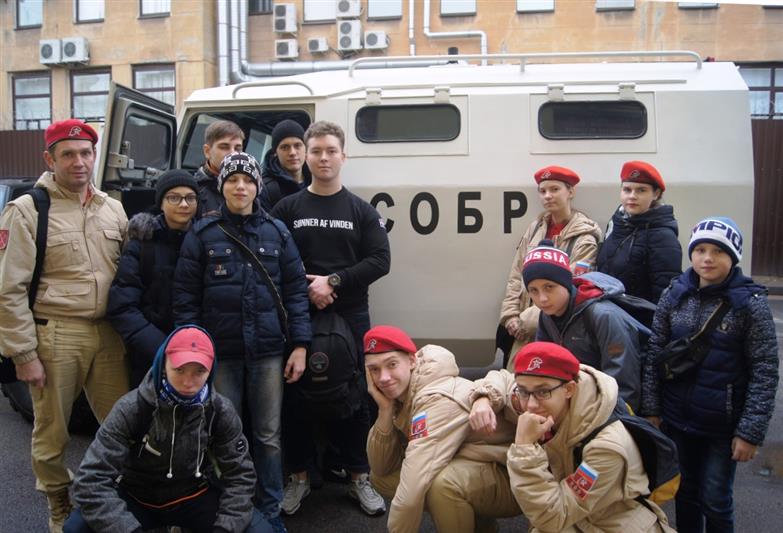 В Санкт-Петербурге сотрудники СОБР "Гранит" провели Урок мужества для юных участников патриотических клубов