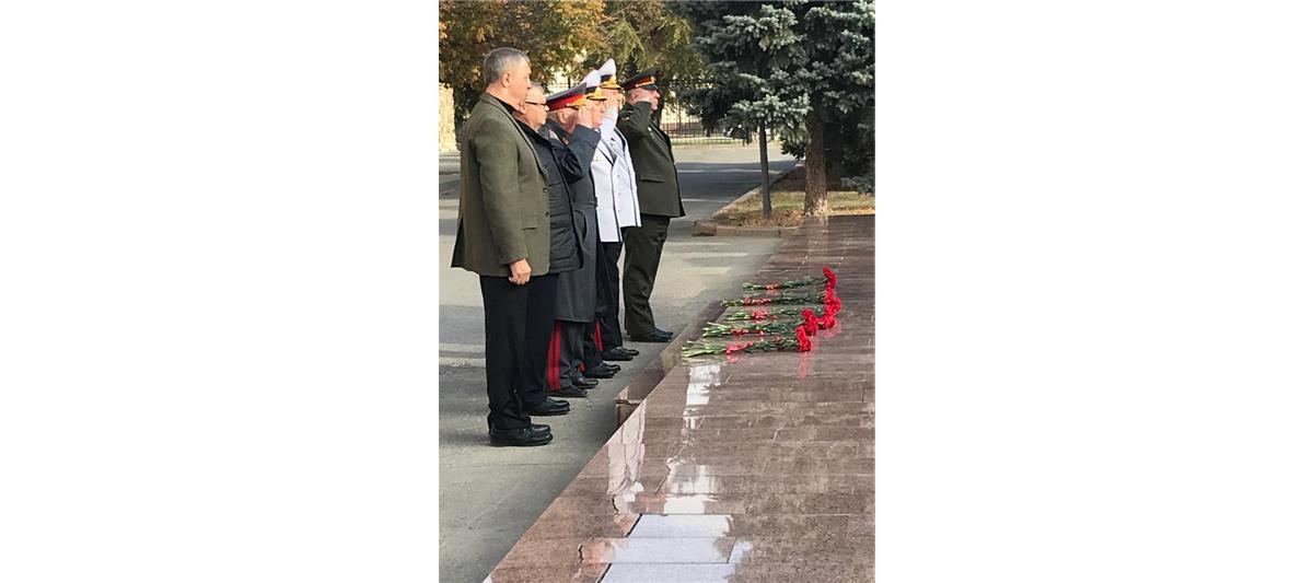 В Волгограде состоялся общегарнизонный развод подразделений МВД и Росгвардии, приуроченный ко Дню сотрудника органов внутренних дел