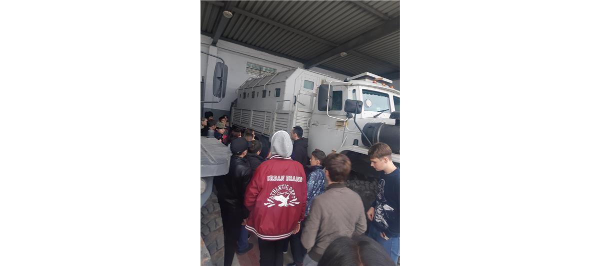 В Нальчике бойцы спецназа Росгвардии провели патриотическое мероприятие для юнармейцев 