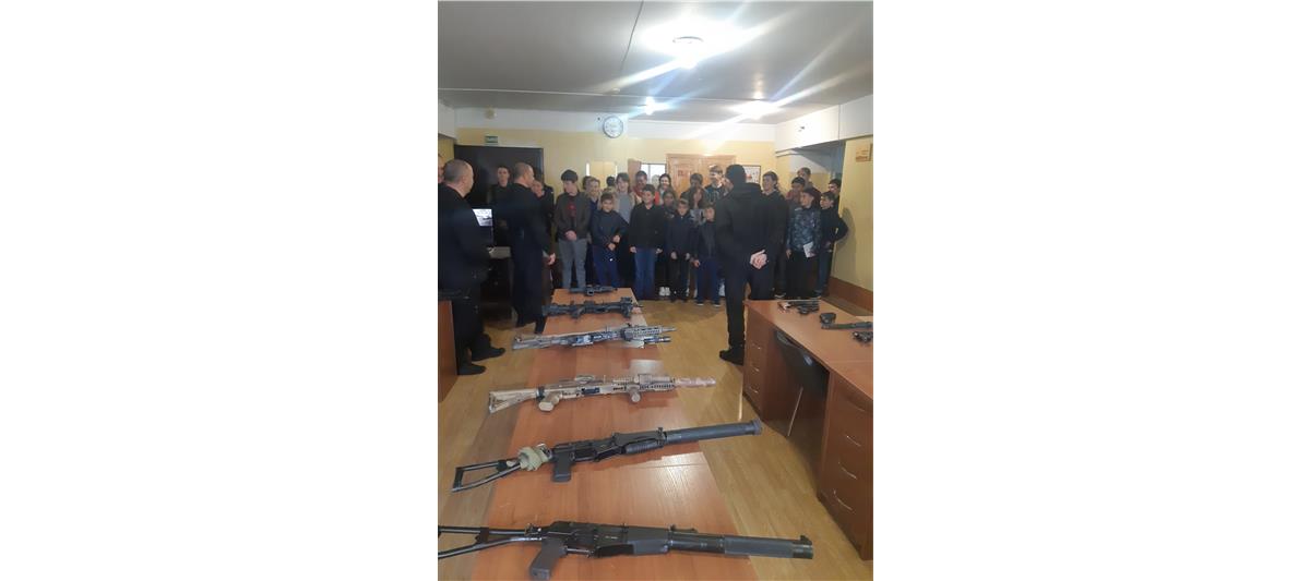 В Нальчике бойцы спецназа Росгвардии провели патриотическое мероприятие для юнармейцев 