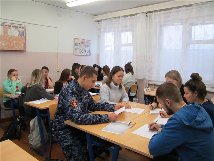 Нарьян-Марские студенты вместе с сотрудниками Росгвардии разработали дизайн памяток по правовой грамотности