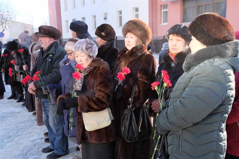 Военнослужащие и сотрудники Восточного округа Росгвардии почтили память погибших правоохранителей 