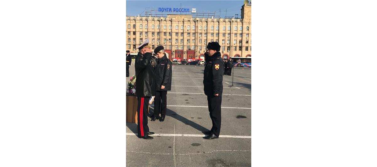 В Волгограде состоялся общегарнизонный развод подразделений МВД и Росгвардии, приуроченный ко Дню сотрудника органов внутренних дел