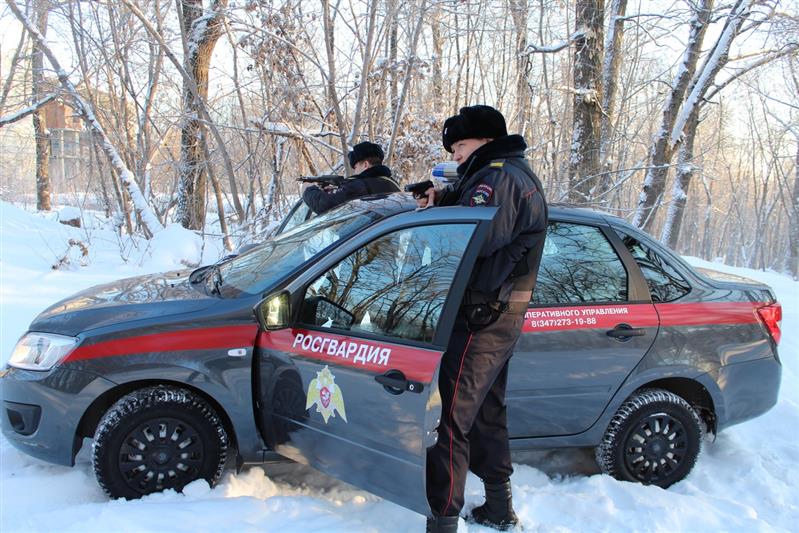 В Башкортостане сотрудники Росгвардии оказали помощь полиции в задержании угонщика дорогой иномарки 