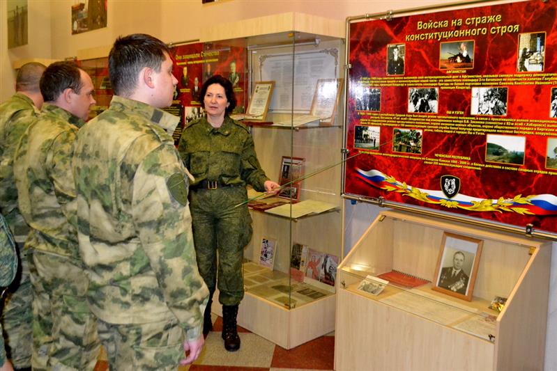 Военнослужащие и сотрудники Восточного округа Росгвардии почтили память погибших правоохранителей 