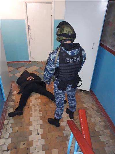В Рыбинске сотрудники  ОМОН Росгвардии задержали мужчину, угрожавшего страйкбольным автоматом персоналу магазина