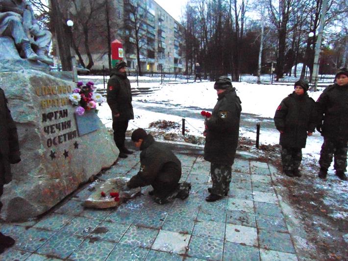 В Челябинской области воспитанники подшефного СОБР военно-патриотического клуба «СТРОНГ» почтили память погибшего офицера-спецназовца