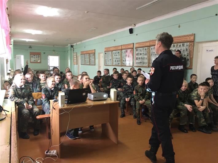 В Вологодской области сотрудники вневедомственной охраны провели занятия со школьниками