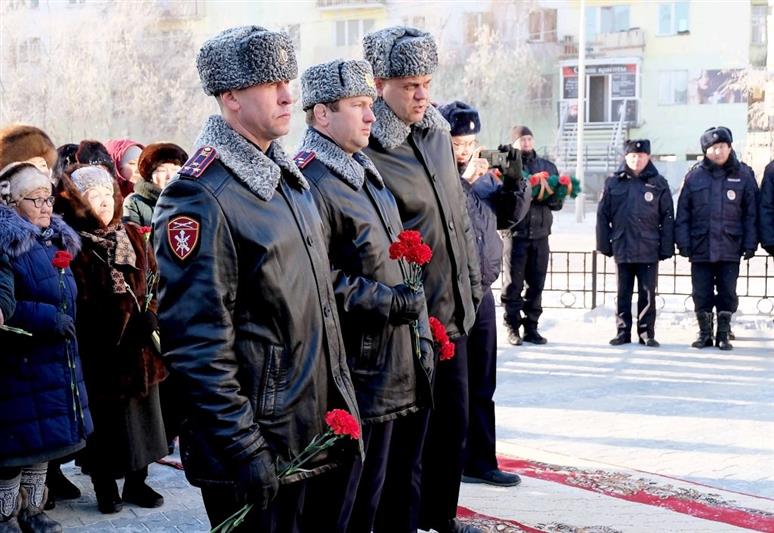 Военнослужащие и сотрудники Восточного округа Росгвардии почтили память погибших правоохранителей 