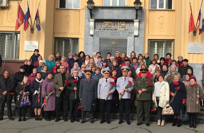 В Волгограде состоялся общегарнизонный развод подразделений МВД и Росгвардии, приуроченный ко Дню сотрудника органов внутренних дел