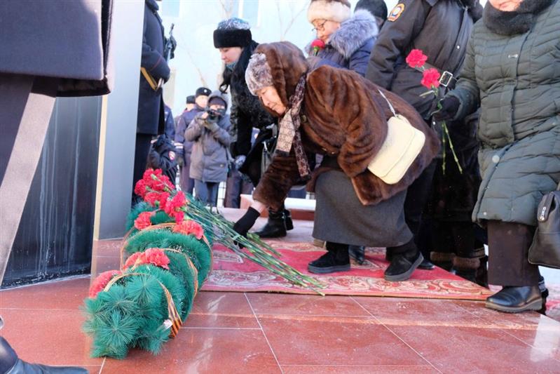Военнослужащие и сотрудники Восточного округа Росгвардии почтили память погибших правоохранителей 