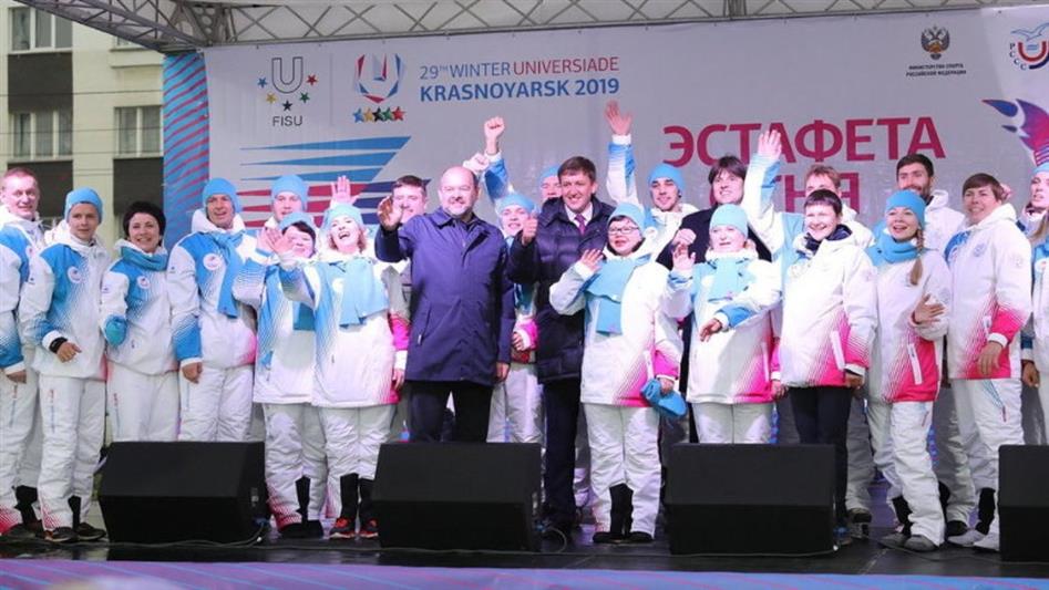 В Архангельске сотрудник Росгвардии пронес огонь Всемирной зимней универсиады - 2019 (видео)