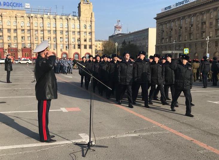 В Волгограде состоялся общегарнизонный развод подразделений МВД и Росгвардии, приуроченный ко Дню сотрудника органов внутренних дел
