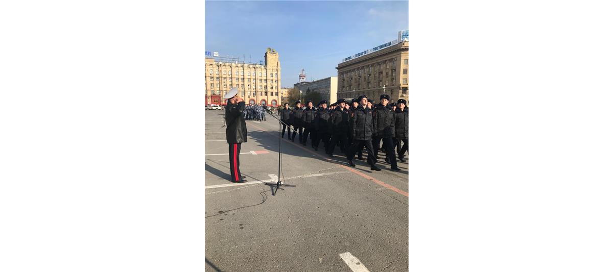 В Волгограде состоялся общегарнизонный развод подразделений МВД и Росгвардии, приуроченный ко Дню сотрудника органов внутренних дел