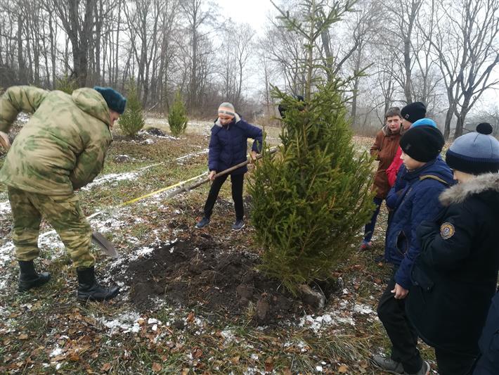 В Орловской области сотрудники Росгвардии высадили памятную аллею в честь графа Е.Ф. Комаровского