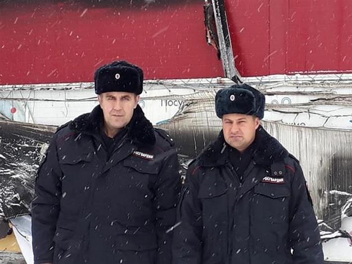 Бойцы Росгвардии первыми прибыли к месту пожара в охраняемом магазине в Алтайском крае