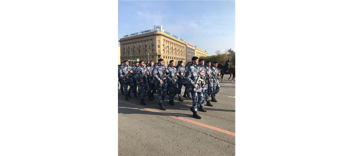 В Волгограде состоялся общегарнизонный развод подразделений МВД и Росгвардии, приуроченный ко Дню сотрудника органов внутренних дел