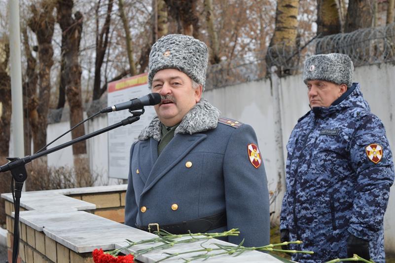 В городах Уральского федерального округа сотрудники Росгвардии почтили память погибших боевых товарищей