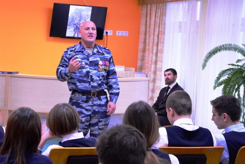 Сотрудники Росгвардии рассказали гимназистам о героях тюменских ОМОН и СОБР