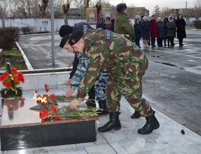 В городах Уральского федерального округа сотрудники Росгвардии почтили память погибших боевых товарищей