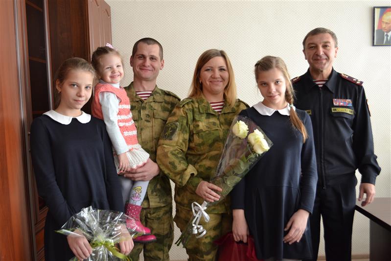  Военнослужащие и сотрудники Центрального округа Росгвардии поздравили своих мам с праздником