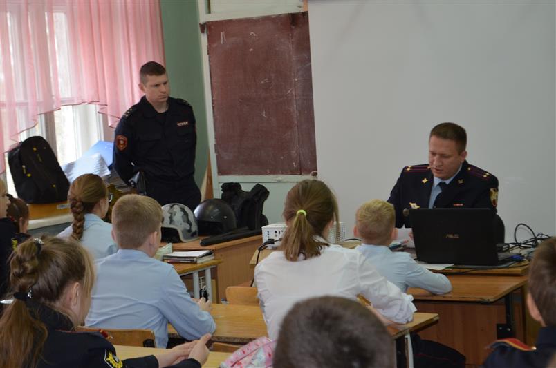 В Вологодской области сотрудники вневедомственной охраны провели занятия со школьниками