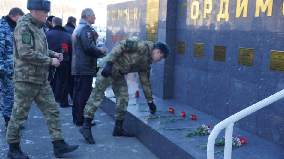 Военнослужащие и сотрудники Восточного округа Росгвардии почтили память погибших правоохранителей 
