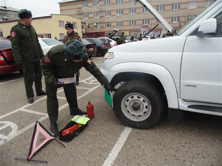 В Астрахани прошел смотр личного автотранспорта военнослужащих Росгвардии