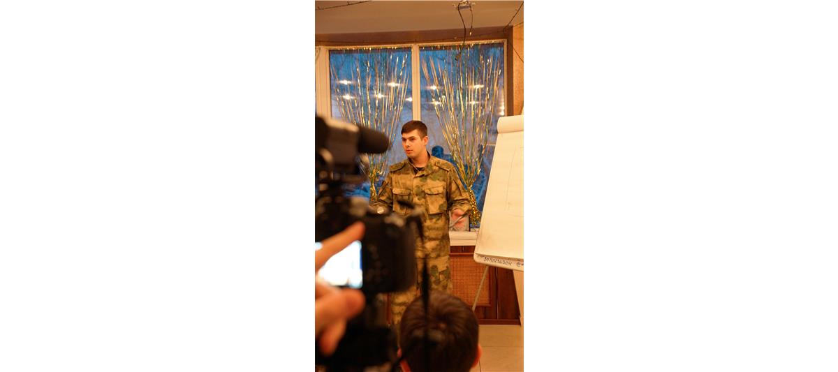 В рамках межрегионального слета «Волонтеры добра» военнослужащий Росгвардии познакомил камчатских подростков с деятельностью ведомства