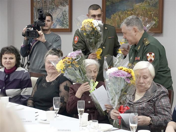 Командующий Сибирским округом Росгвардии встретился с матерями и женами военнослужащих и сотрудников, погибших при исполнении воинского и служебного долга