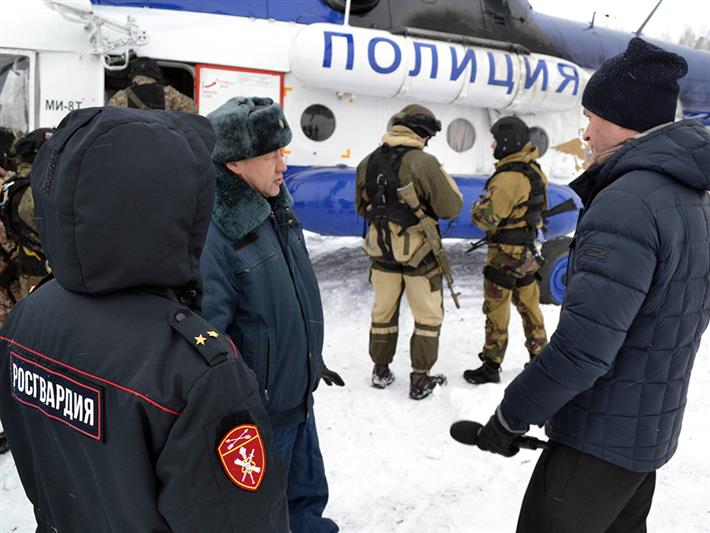Бойцы томских СОБР и ОМОН отрабатывают беспарашютное десантирование
