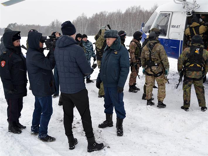 Бойцы томских СОБР и ОМОН отрабатывают беспарашютное десантирование