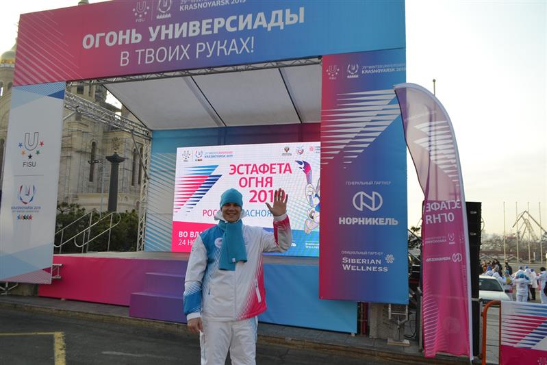 Во Владивостоке росгвардеец принял участие в церемонии зажжения чаши огня Всемирной зимней универсиады-2019