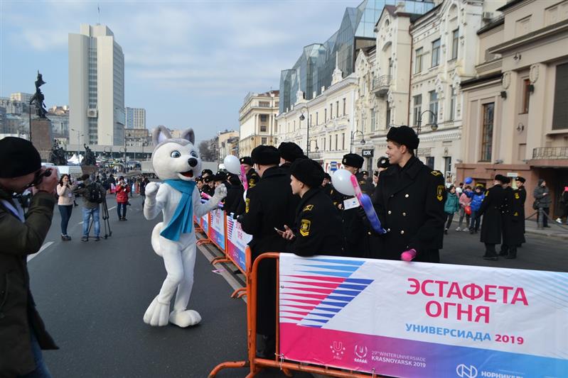 Во Владивостоке росгвардеец принял участие в церемонии зажжения чаши огня Всемирной зимней универсиады-2019