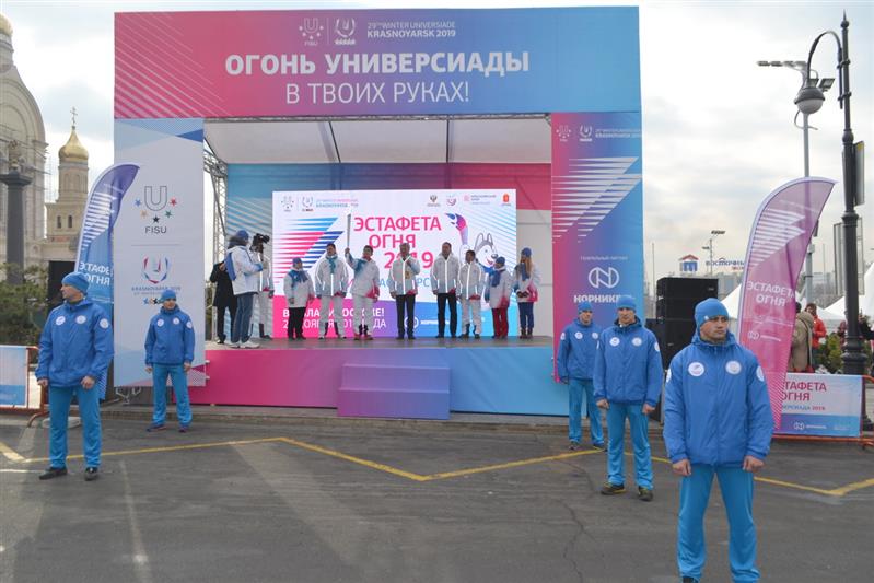 Во Владивостоке росгвардеец принял участие в церемонии зажжения чаши огня Всемирной зимней универсиады-2019
