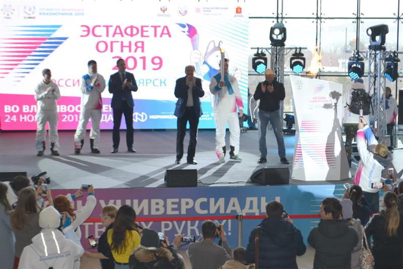 Во Владивостоке росгвардеец принял участие в церемонии зажжения чаши огня Всемирной зимней универсиады-2019