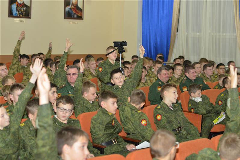 Воспитанники Московского президентского кадетского училища им. М. А. Шолохова встретились с актерами из известного сериала "Молодежка"