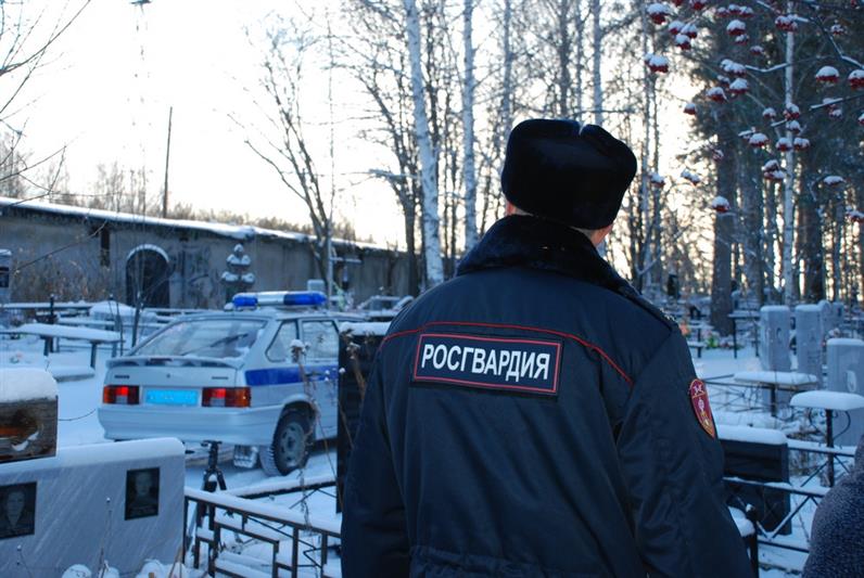 Сотрудники екатеринбургского управления вневедомственной охраны почтили память коллеги, погибшего при выполнении служебных обязанностей