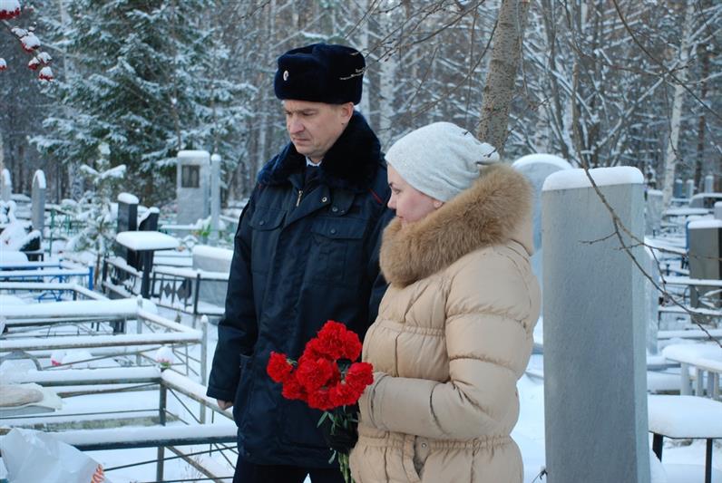 Сотрудники екатеринбургского управления вневедомственной охраны почтили память коллеги, погибшего при выполнении служебных обязанностей