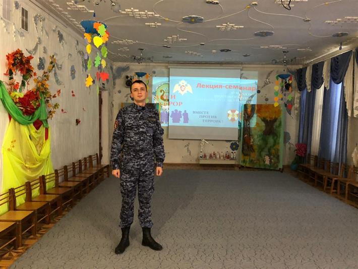 Офицер Росгвардии провел для крымских школьников лекцию-семинар по антитеррористической защищённости