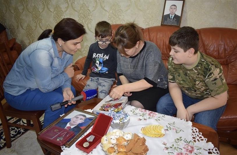 Росгвардейцы вместе с журналистами ГТРК «Дагестан» навестили семью погибшего коллеги (видео)