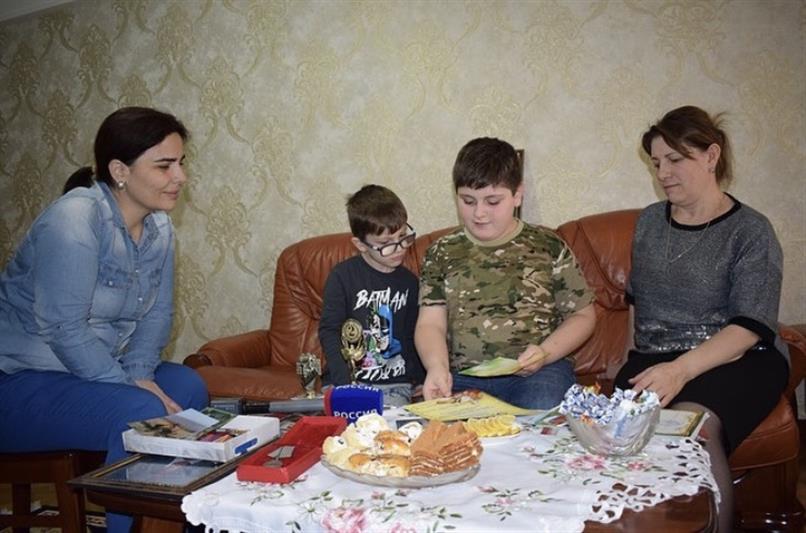 Росгвардейцы вместе с журналистами ГТРК «Дагестан» навестили семью погибшего коллеги (видео)