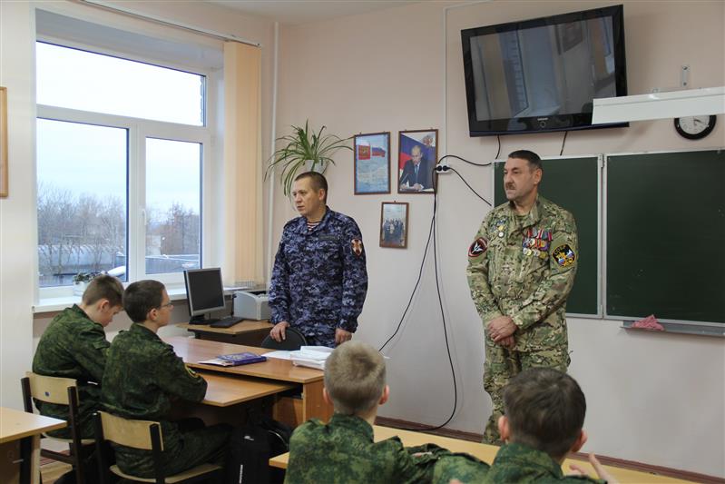 В Карелии сотрудники вневедомственной охраны и ветеран СОБР наградили отличившихся учеников подшефного кадетского класса Росгвардии