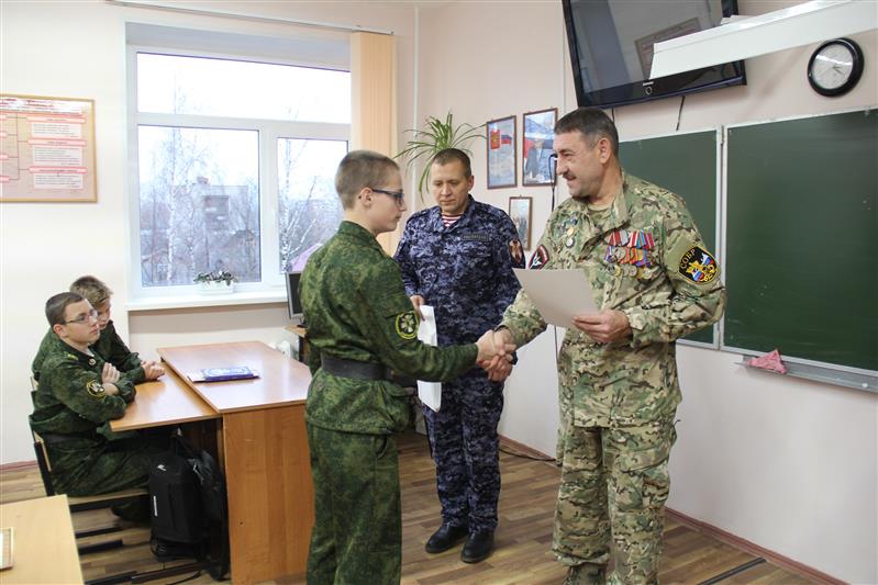 В Карелии сотрудники вневедомственной охраны и ветеран СОБР наградили отличившихся учеников  подшефного кадетского  класса Росгвардии 