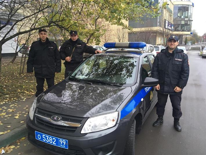 В Москве сотрудники Росгвардии задержали подозреваемых, пытавшихся погрузить угнанный автомобиль на эвакуатор