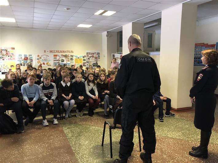 Офицер ОМОН провел урок безопасности для белгородских школьников 