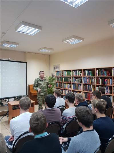 В Калининграде росгвардейцы провели патриотическое занятие со студентами-первокурсниками региона