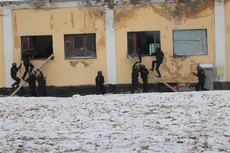В Екатеринбурге сотрудники транспортного  ОМОНа приняли участие в совместных антитеррористических учениях