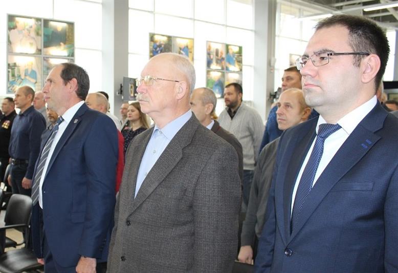 В Саратове в День сотрудника органов внутренних дел ветераны СОБР Росгвардии и спецподразделений внутренних войск вспоминали погибших сослуживцев