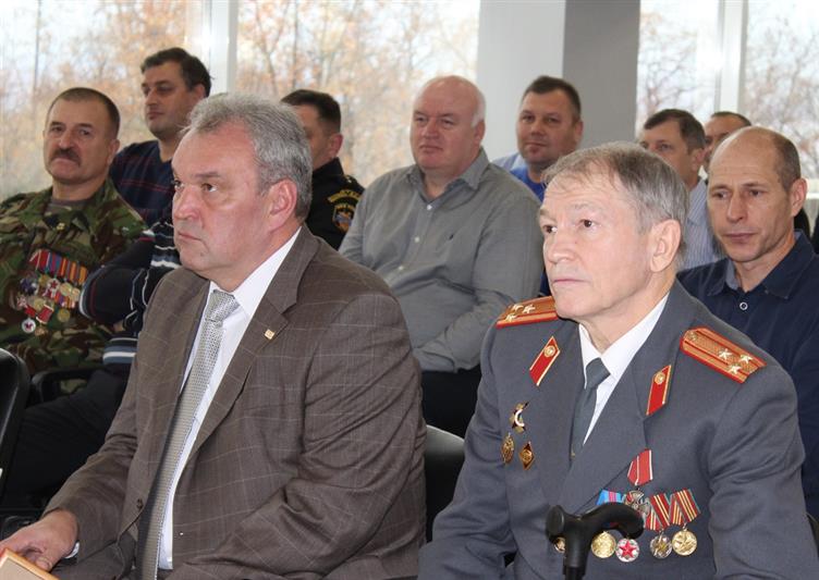 В Саратове в День сотрудника органов внутренних дел ветераны СОБР Росгвардии и спецподразделений внутренних войск вспоминали погибших сослуживцев
